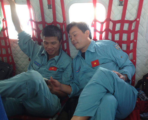 Thiếu tá Nguyễn Văn Chính (phải) cùng trung úy Lê Đức Lam - hai thành viên phi hành đoàn CASA 8983. Ảnh VnExpress