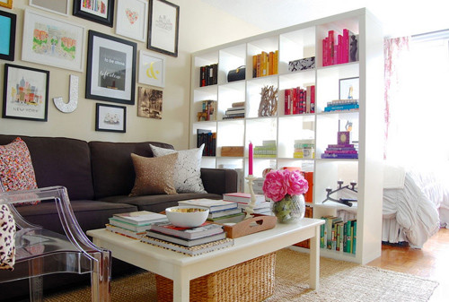 Sử dụng một chiếc tủ vừa để trang trí, vừa để ngăn cách 2 phòng với nhau