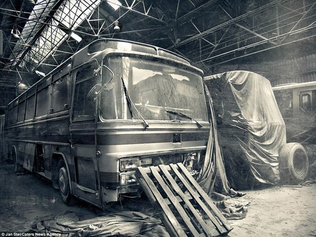 Những chiếc xe buýt hỏng nát sau nhiều năm không sử dụng ở Pháp