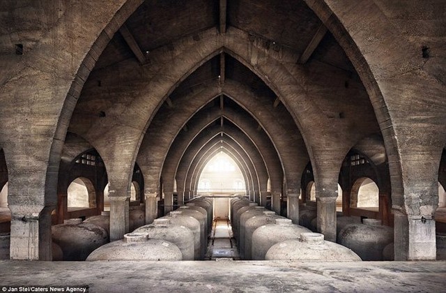 Nắng sớm chiếu sáng những khối kiến trúc bằng đá trong nhà thờ de Vino ở Tây Ban Nha