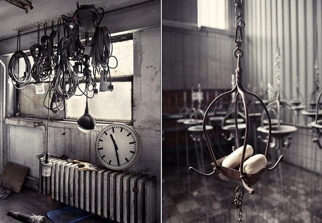 Dây điện và những chiếc lồng sắt bị han gỉ treo trên trần của một nhà máy đã ngừng hoạt động nhiều năm ở Đức