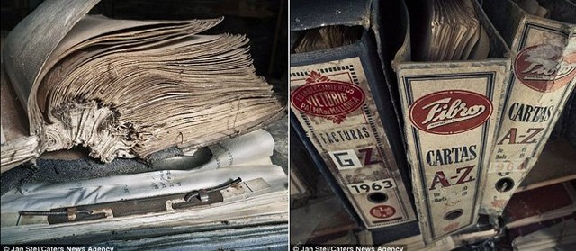 Những tập tài liệu cũ đã chuyển màu trong một nhà máy bỏ hoang ở Tây Ban Nha