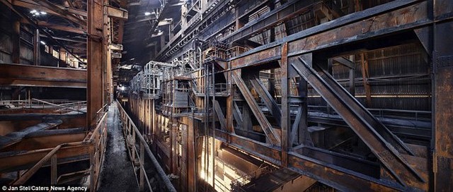 Hình ảnh những khối sắt bị ăn mòn trong một nhà máy ở Châu Âu