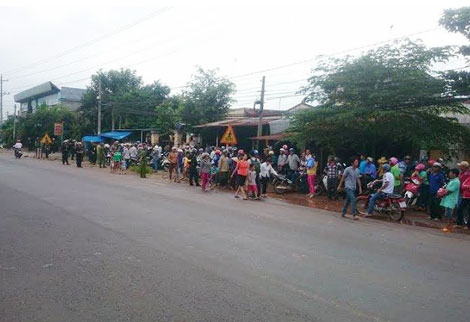 Rất đông người dân tụ tập bên ngoài khu vực thực nghiệm hiện trường vụ thảm sát ở Bình Phước.