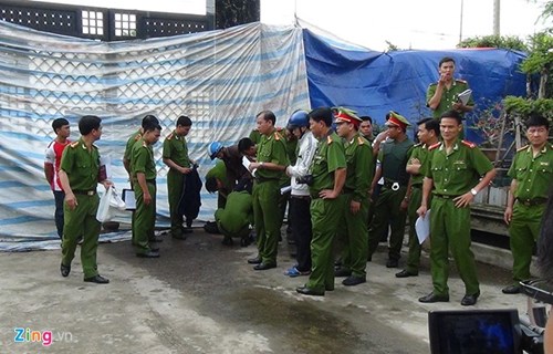 Nhà chức trách tháo còng cho Dương - người đội mũ bảo hiểm màu xanh giống lúc xảy ra thảm sát.