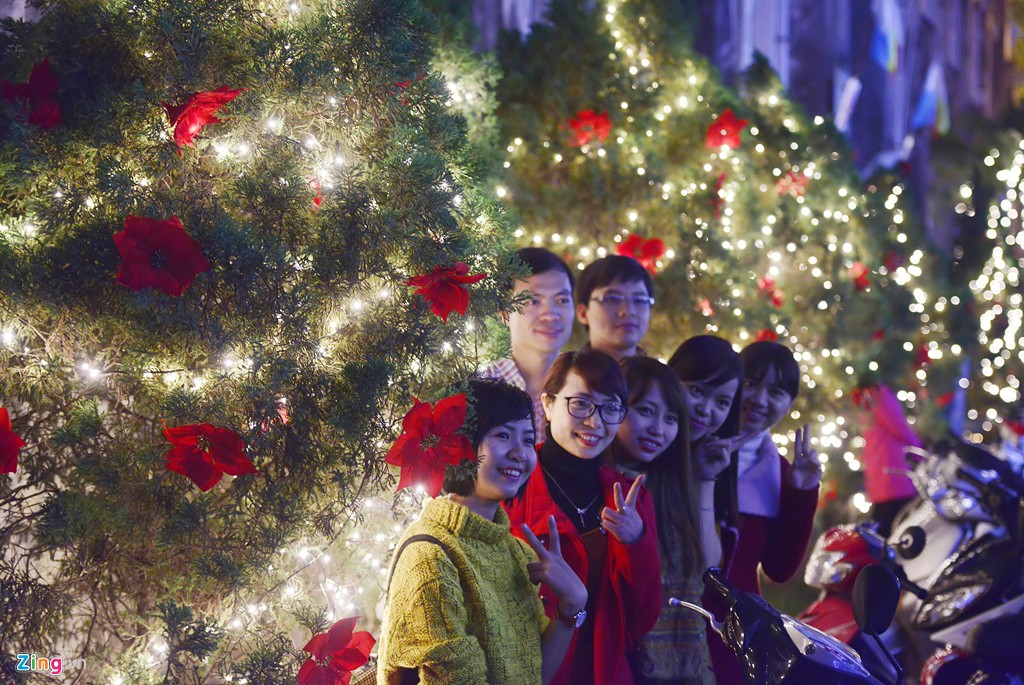 Các cây thông Noel tại nhà thờ lớn Hà Nội được trang trí nhiều màu sắc thu hút giới trẻ.