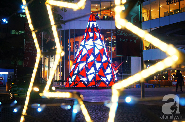 Được tạo nên bởi hàng trăm miếng ghép hình tam giác với hai tông màu chủ đạo là đỏ và trắng, tượng trưng cho hình ảnh chòm râu bạc và bộ quần áo đỏ đặc trưng của ông già Noel. 