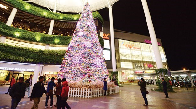Cây thông Noel cao 15m tại Trung tâm Thương mại Aeon Mall Long Biên trang trí bằng đèn led, hoa sakura,... lung linh về đêm.