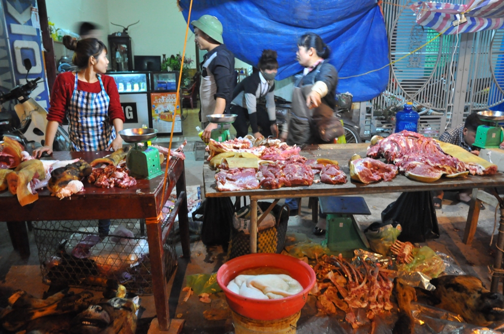 Ngoài việc bày bán nông cụ, vật dụng gia đình, cây con giống, ở chợ Viềng còn bán thịt bò thui nhằm phục vu nhu cầu ẩm thực của khách du xuân