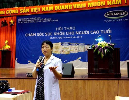Bác sĩ Phạm Thúy Hòa – Viện trưởng viện dinh dưỡng ứng dụng Việt Nam chia sẻ thông tin hữu ích về dinh dưỡng cho người cao tuổi