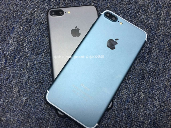 Theo The Malignant, cả hai siêu phẩm sắp tới của Apple sẽ có màu xanh dương nhạt hơn và pha một chút xám chứ không phải xanh đậm như bản mẫu rò rỉ trước đây. Với thời điểm sự kiện ra mắt của Apple đang cận kề, rất có thể đây mới là bản màu chính thức xuất hiện trên iPhone 7 và iPhone 7 Plus vào ngày 7 tháng 9 tới.
