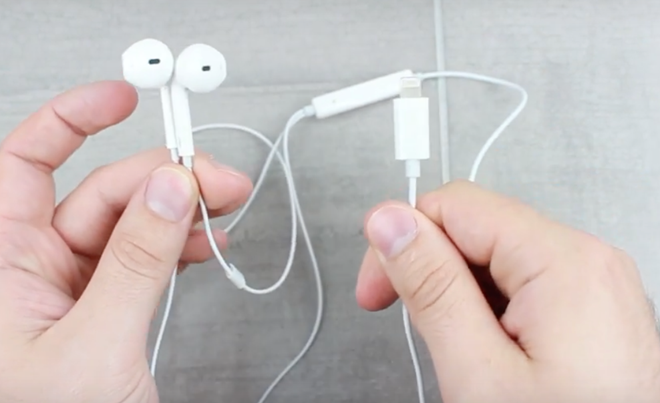 Tài khoản YouTube MobileFunTV vừa đăng tải đoạn video dùng thử tai nghe cổng Lightning cho iPhone. Loại earphone mới này được cho là bản chính thức cho các thế hệ tai nghe iPhone sau này, khi Apple đã quyết định bỏ cổng cắm 3,5 mm truyền thống.