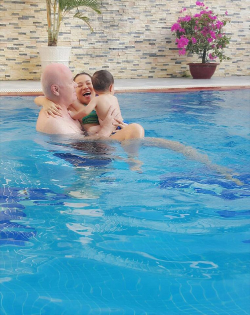 Bể bơi bên trong biệt thự để gia đình cùng thư giãn.