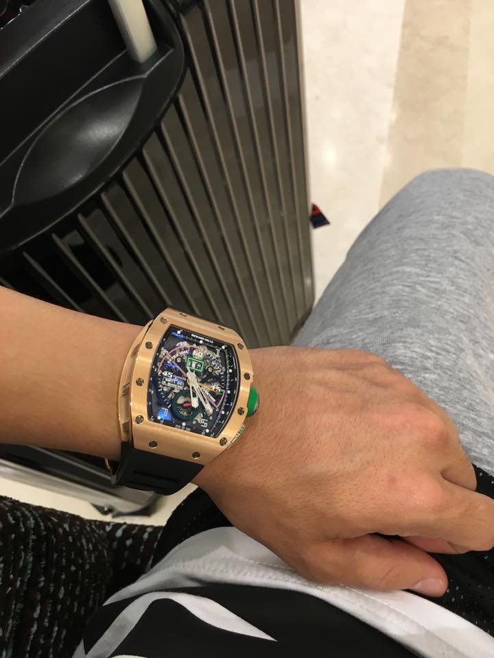 Thêm một chiếc đồng hồ Richard Mille khác được đại gia Minh Nhựa khoe trong một chuyến du lịch là chiếc RM 11-01 Roberto Mancini. Đây cũng là món quà mừng sinh nhật mà tay chơi 8X nhận được.