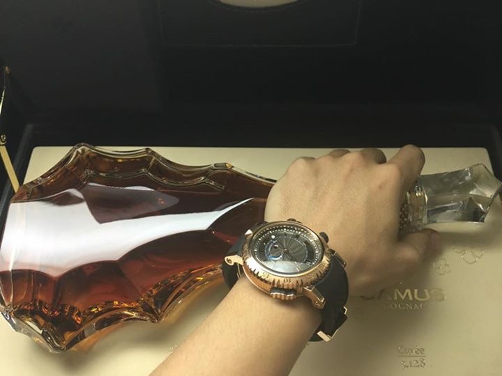 Chiếc đồng hồ này có giá khoảng hơn 850 triệu Đồng có giá ''mềm'' hơn một chút là chiếc đồng hồ Breguet Marine của đại gia Sài thành. 