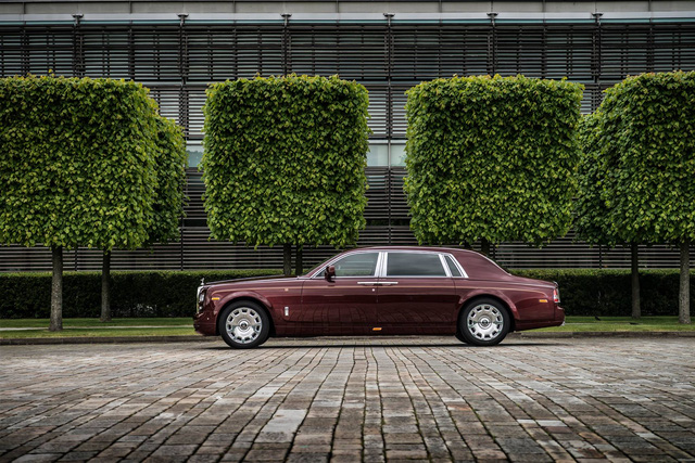 Rolls-Royce Phantom Hòa bình và Vinh quang là một trong số những chiếc xe thửa riêng đặc biệt cho một vị đại gia Việt. Đây là một trong số ít những chiếc ô tô siêu sang được phân phối bởi Công ty cổ phần ô tô Regal và đại lý Rolls- Royce Motor Cars Hanoi. Ảnh: Rolls-Royce