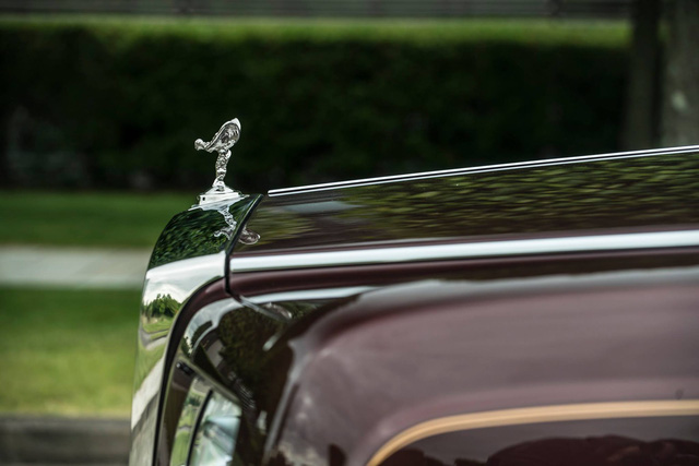 Theo báo điện tử Kiến thức, ông Klawitter - Trưởng bộ phận cá nhân hóa Bespoke của hãng hé lộ trước từ cuối tháng 3/2016, Phantom Peace & Glory đã được đặt hàng bởi một đại gia Việt bí ẩn. Rolls-Royce Phantom Peace & Glory hay còn được biết đến với tên gọi  là Rolls-Royce ''Ông Hổ'' được thửa riêng cho đại gia Việt - phiên bản Rolls-Royce mới nhất được mong đợi. Mới đây,siêu xe này đã chính thức lộ hình ảnh chi tiết. Ảnh: Rolls-Royce