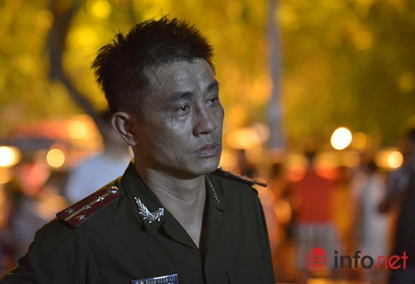 Đại úy Phạm Năng Hải, Công an phường Hoàng Liệt đang tuần tra đã xông vào đạp cửa cõng cụ già và hướng dẫn người dân chạy thoát ra ngoài.