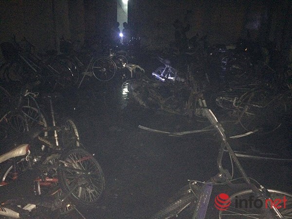 Tại nơi xảy ra cháy, 5 xe máy và 1 xe đạp điện bị cháy rụi, chỉ còn trơ khung.
