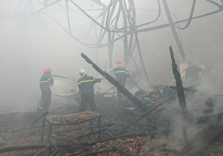 Cả xưởng mộc và kho của Công ty Cổ phần khí tượng thủy văn và thiết bị môi trường Việt Nam (kho chứa quạt công nghiệp) bị thiêu rụi