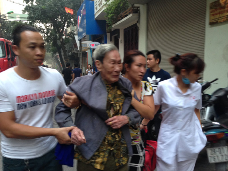 Một cụ già được cứu ra khỏi hiện trường vụ cháy nhà tập thể trên phố Trần Quốc Toản