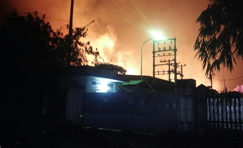 Ngọn lửa bốc cao tại nhà máy sơn Nippon, nằm trong khu công nghiệp Quang Minh, huyện Mê Linh, Hà Nội.
