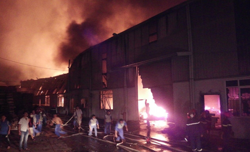 Quận đội vào cuộc nhưng cháy lớn vẫn diễn ra tại nhà máy sơn Nippon, nằm trong khu công nghiệp Quang Minh, huyện Mê Linh, Hà Nội.