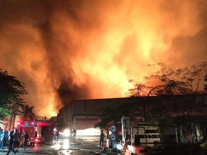 Chưa ghi nhận thương vong trong vụ cháy lớn nhà máy sơn Nippon, nằm trong khu công nghiệp Quang Minh, huyện Mê Linh, Hà Nội.