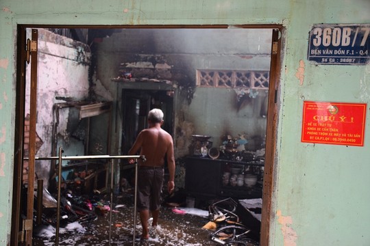 Nhiều căn nhà bị cháy, tài sản hư hại nặng. Bà Nguyễn Thị Hoàng Trang, Chủ tịch UBND phường 1, quận 4, cho biết trước mắt sẽ hỗ trợ 5 gia đình có nhà bị cháy rụi mỗi nhà 5 triệu đồng, 2 triệu đồng/nhà bị cháy sém.