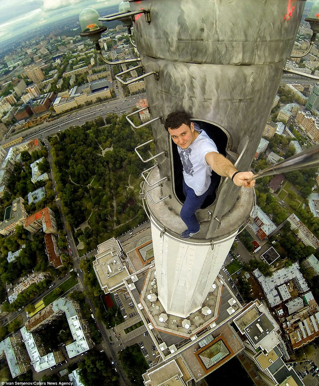 Ivan Semenov, chàng trai 23 tuổi đến từ Moscow đã cùng những người bạn ‘liều lĩnh’ của mình chinh phục tòa nhà cao nhất nước Nga mà không có dụng cụ an toàn hỗ trợ để thỏa sức chụp ảnh tự sướng.