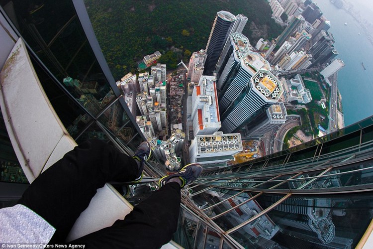 Trong khi nhiều người sợ độ cao, nhóm của Semenov lại đam mê cảm giác lạ khi đứng trên đỉnh những tòa nhà chọc trời và chụp ảnh selfie.