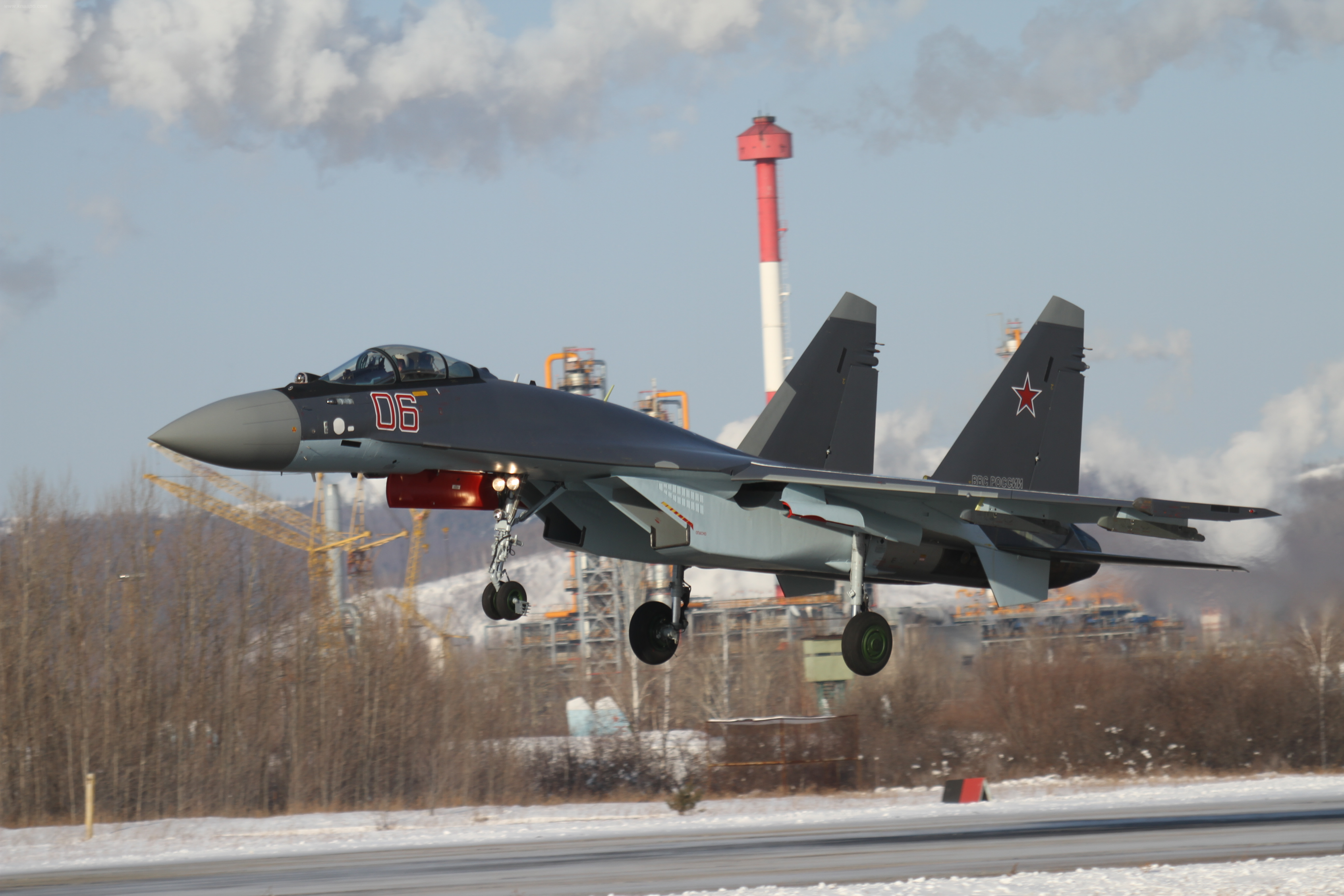 Hệ thống kiểm soát radar Irbis được tích hợp trên máy bay Su-35S có thể phát hiện mục tiêu trên không ở khoảng cách kỷ lục, lên đến 400km, và cùng lúc có thể theo dõi tới 30 mục tiêu cũng như đánh chặn 8 mục tiêu.