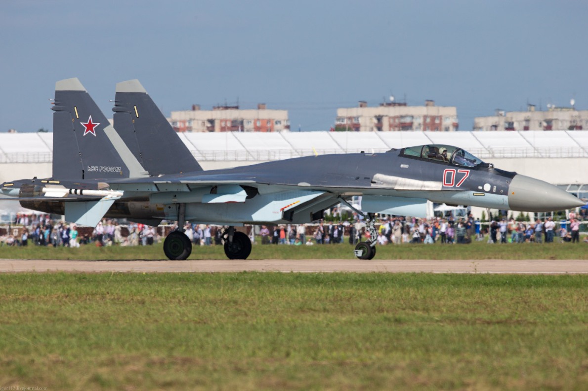 Tổ lái Su-35S bao gồm 1 phi công, máy bay dài 21,9m, cao 5,9m, sải cánh dài 14,7m. Vận tốc tối đa đạt 2600km/h, tầm bay tối đa 3600 km.