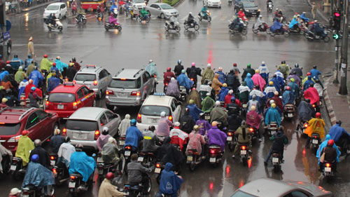 Người dân Hà Nội chờ đèn đỏ dưới trời mưa lạnh. Ảnh Sưu tầm Người dân Hà Nội chờ đèn đỏ dưới trời mưa lạnh. Ảnh Sưu tầm