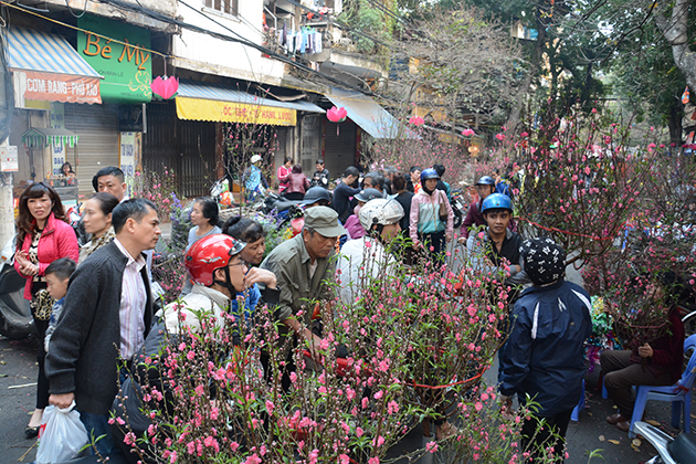 Ngày 29 Tết, không gian vốn dĩ chật chội của khu phố cổ Hà Nội càng trở nên nghẹt lại, từng dòng người đi sắm Tết tấp nập đan đặc con phố cổ dài chưa đến 300m.