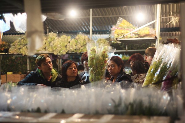 Khoảng 22 giờ đêm, người mua hoa vẫn rất tấp nập và không có dấu hiệu giảm bớt.