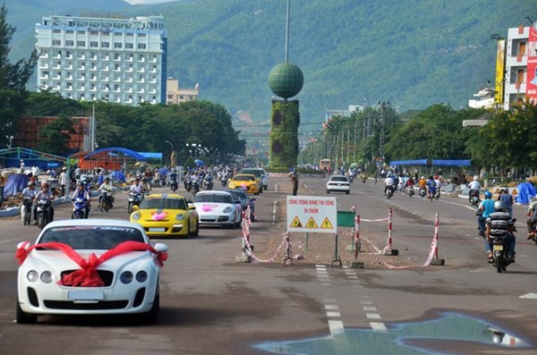 Ngày 23/10, các thành viên Vietnam Team đã vận chuyển đoàn xe thể thao ra Quy Nhơn, Bình Định để chuẩn bị tổ chức lễ cưới cho một thành viên trong câu lạc bộ. Sáng 25/10, đoàn gồm gần 10 chiếc siêu xe, xe sang và xe thể thao bắt đầu khởi hành rước dâu