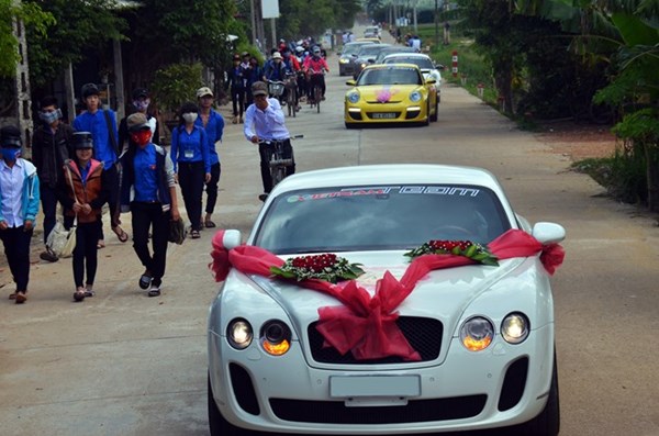 Đám cưới với siêu xe, xe sang ở Việt Nam khá nhiều, nhưng với một tỉnh nghèo như Bình Định, sự kiện này khiến nhiều người lạ lẫm