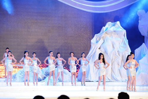 38 thí sinh trong đêm chung kết Hoa hậu Việt Nam 2014 với màn chào sân