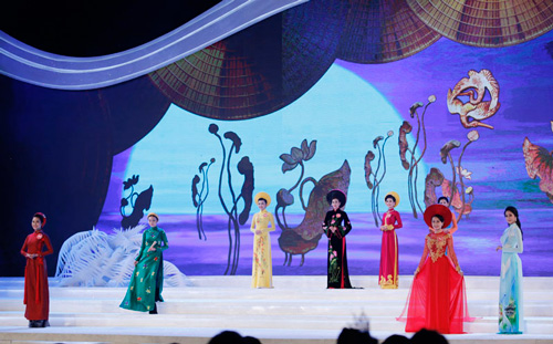 Các thí sinh đầu tiên đang bắt đầu với phần thi Áo dài trong đêm chung kết Hoa hậu Việt Nam 2014