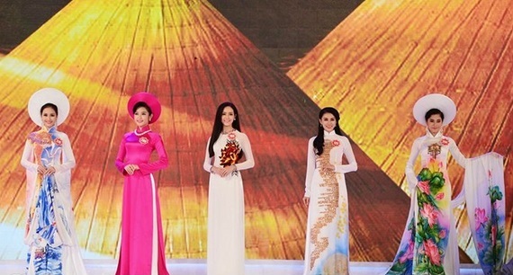  38 thí sinh bắt đầu mới màn trình diễn áo dài truyền thống, thể hiện vẻ đẹp dịu dàng, thuần khiết của người con gái Việt Nam