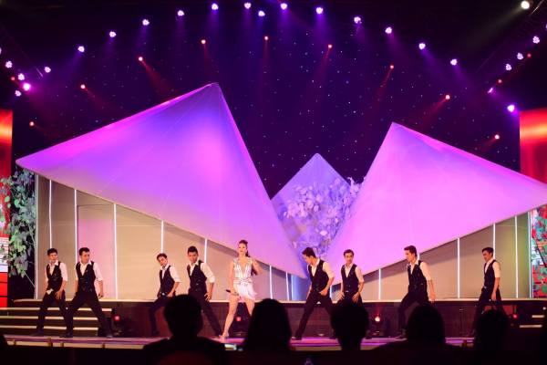 Sân khấu trở nên sôi động khi có sự xuất hiện của dàn vũ công và vị khách mời là ca sĩ, kiện tướng dancesport Khánh Thi trong ca khúc Người đẹp (sáng tác: Nguyễn Hải Phong)