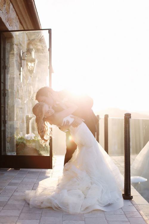 Chụp ảnh cưới dưới ánh nắng rực rỡ sẽ khiến cô dâu chú rể rạng rỡ hơn trong ngày cưới