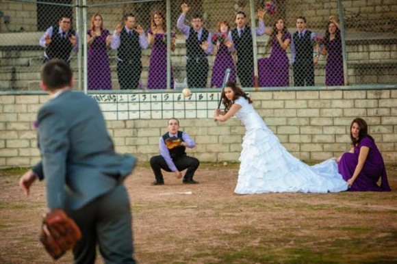 Chộp cảnh cô dâu chú rể chơi thể thao trong bộ sưu tập ảnh cưới là một ý tưởng độc đao