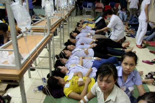 Các công nhân nằm la liệt đang được truyền nước tại bệnh viện. Tái diễn cảnh hàng loạt công nhân nhập viện