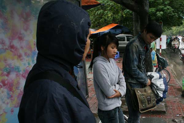 Người Hà Nội 'co ro' đứng chờ xe bus. Ảnh Vietnamnet Người Hà Nội 'co ro' đứng chờ xe bus. Ảnh Vietnamnet