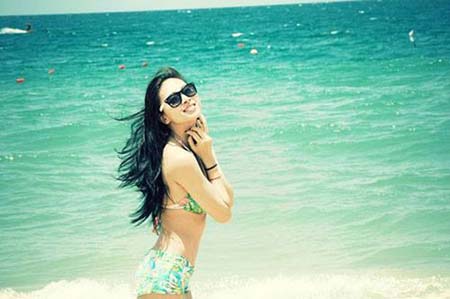 Ngô Thanh Vân tung ảnh diện bikini đùa giỡn trên bãi biển.