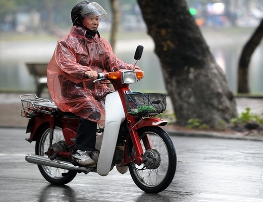 Cơn mưa lạnh đầu mùa làm khó những người lớn tuổi. Ảnh Vietnamnet Cơn mưa lạnh đầu mùa làm khó những người lớn tuổi. Ảnh Vietnamnet