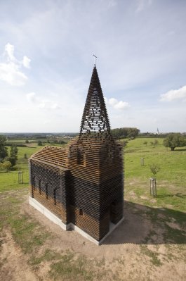 Nhà thờ Reading Between The Lines, Bỉ. Công trình độc đáo đã được Tạp chí kiến trúc Archdaily bình chọn là kiến trúc tuyệt vời nhất năm 2012. Tên của nhà thờ mang ý nghĩa là “thấu hiểu những hàm ý không được nói ra”