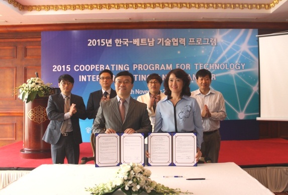 Đại diện Cục Ứng dụng và Phát triển công nghệ và Daegu Technopark ký kết Biên bản ghi nhớ hợp tác.